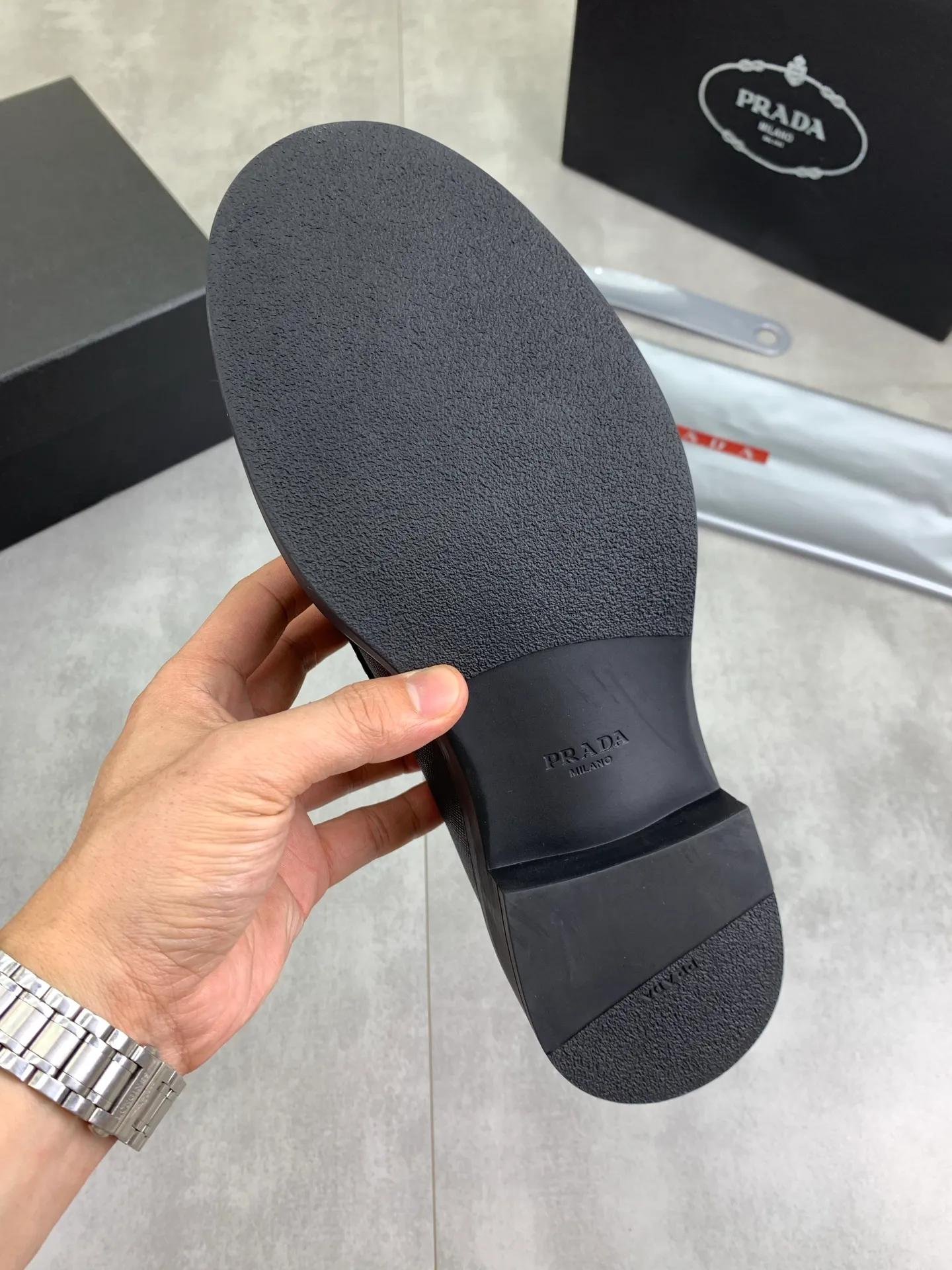 Factory price P800 💰Original quality, top version🔱 ＰＲＡＤＡPrada. Men's business casual leather shoes, top quality cow leather. 1:1 shipment ⬆️Luxurious and noble, all made of imported original first-layer fine suede cowhide, just to create a more comfortable wearing experience. Upper: original comfortable open-edge bead-rubbed calfskin ➕Top imported water-dyed full cow lining, original high-end lightweight and comfortable TPU combination bottom ✔️Code number: 39-44 (38 45 Can be customized)